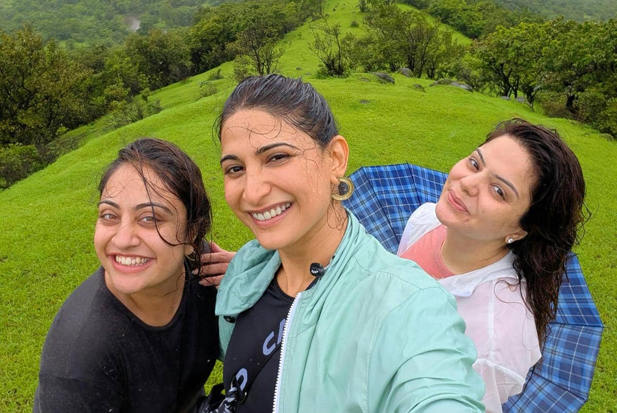 8 Potret Aahana Kumra Rayakan Friendship Day di Gunung