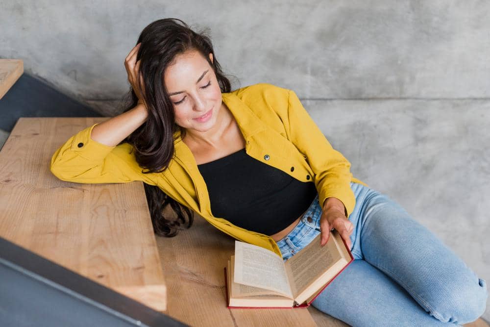 5 Kesalahan saat Membaca Buku yang Bikin Mata Mudah Lelah, Hindari!