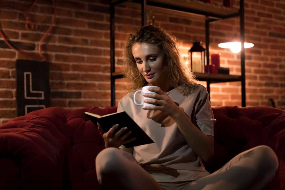 ilustrasi perempuan membaca buku di tempat redup