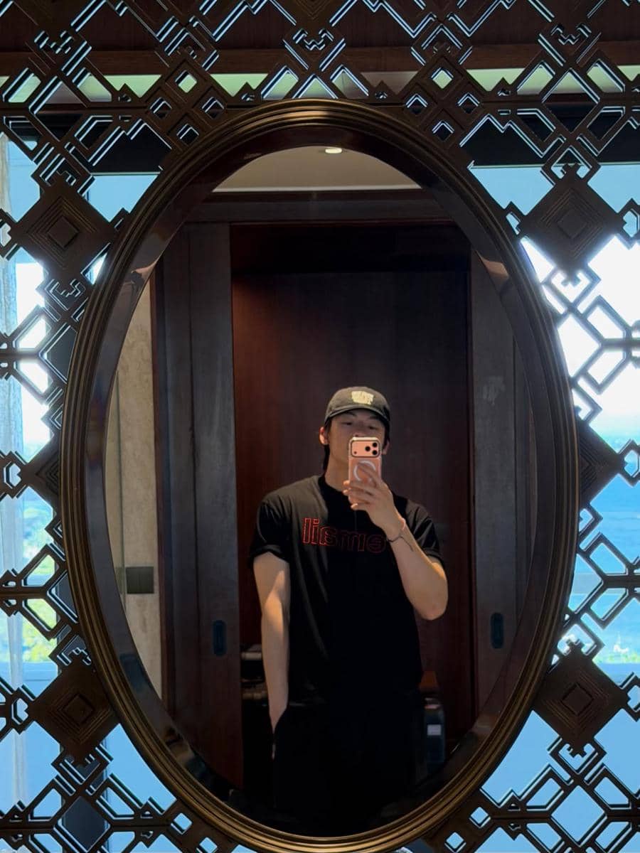 outfit Hsu Kuang Han
