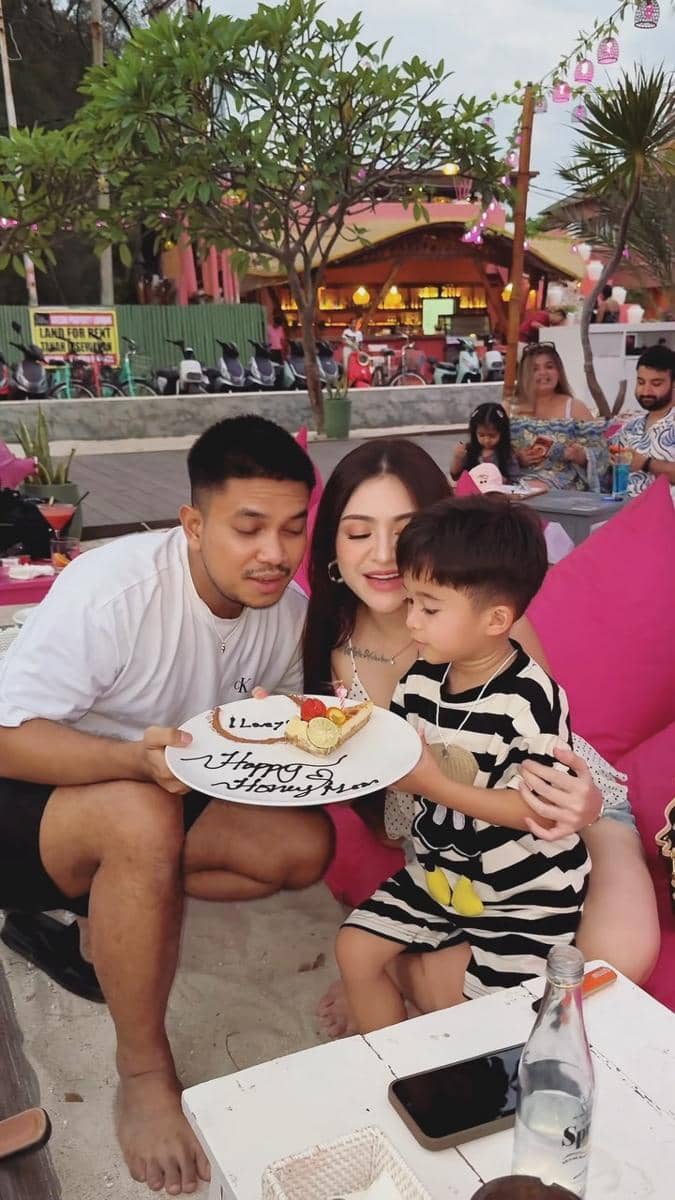 Nathalie Holscher dan Aripat berpose bersama sambil menikmati suasana selama momen bulan madu mereka.