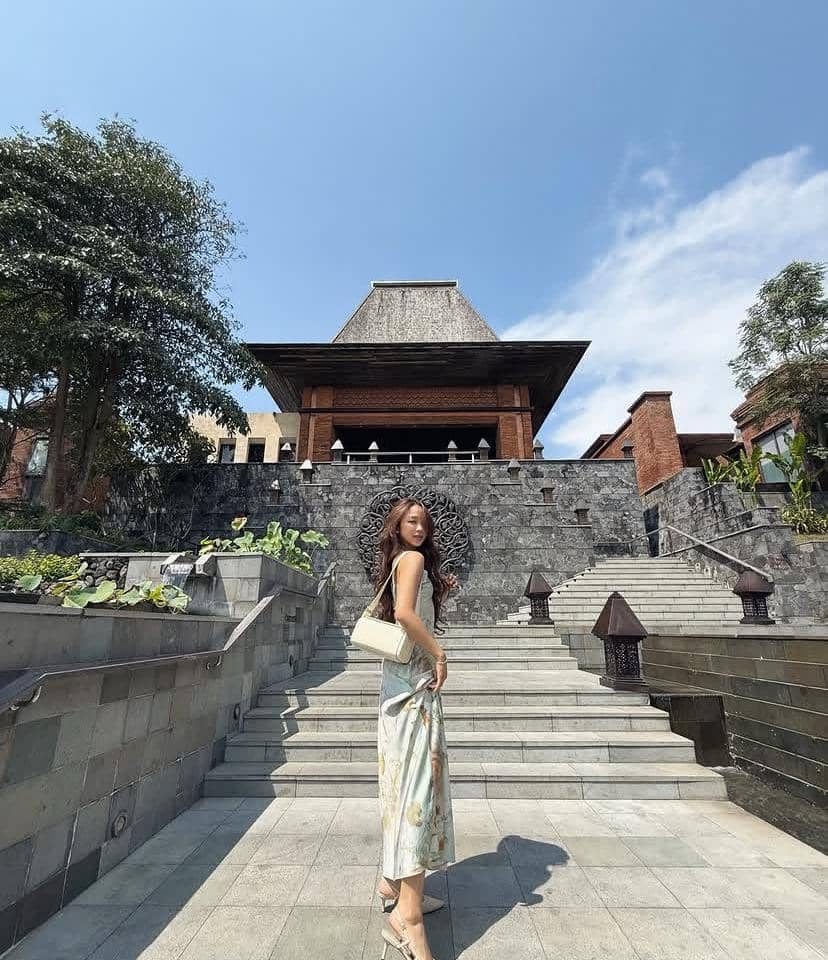 Potret Dita Karang saat pulang ke Jogja dalam unggahan dari akun Instagram hey__deets pada momen perjalanan.