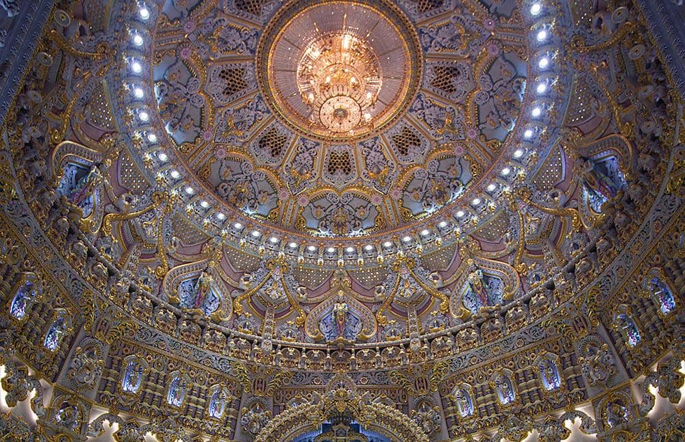 Swaminarayan Mandapam, kubah interior dari Kuil Swaminarayan Akshardham.
