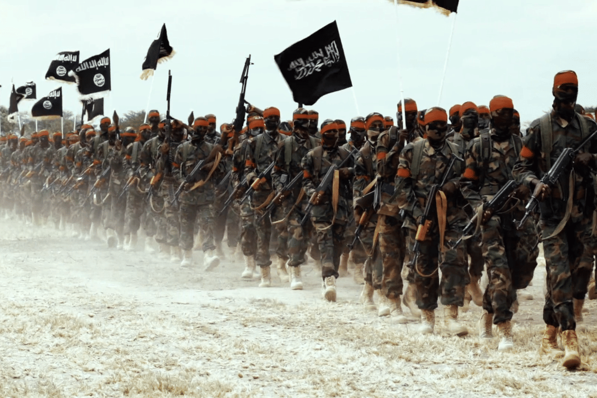 Kelompok milisi Al-Shabaab sedang melakukan parade militer pada 10 Maret 2025.