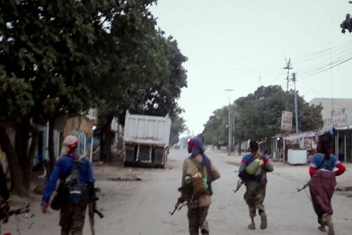 Kelompok milisi Al-Shabaab sedang melakukan serangan di Kota Bal'ad, Somalia, pada 27 Februari 2025.