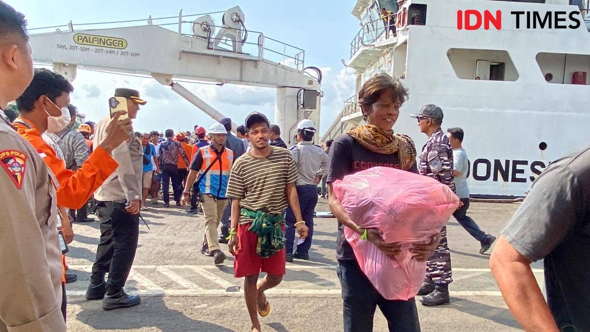Puluhan Korban KM Mutiara Sentosa II dari Masalembu Tiba di Surabaya
