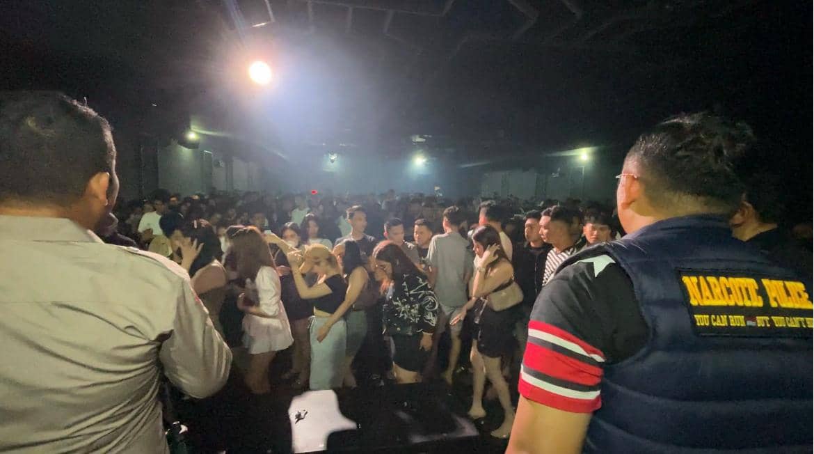 Personel Satresnarkoba Polrestabes Medan menangkap pemasok narkoba terkait peredaran vape narkotika di Helen’s Night Mart.