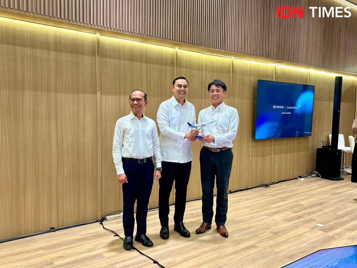 Pengunjung mempelajari teknologi kendaraan hybrid EV melalui pengalaman langsung dalam sebuah kegiatan.