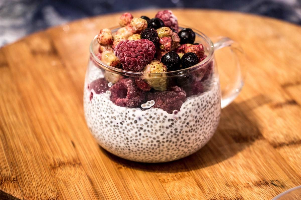 ilustrasi chia pudding mix berry