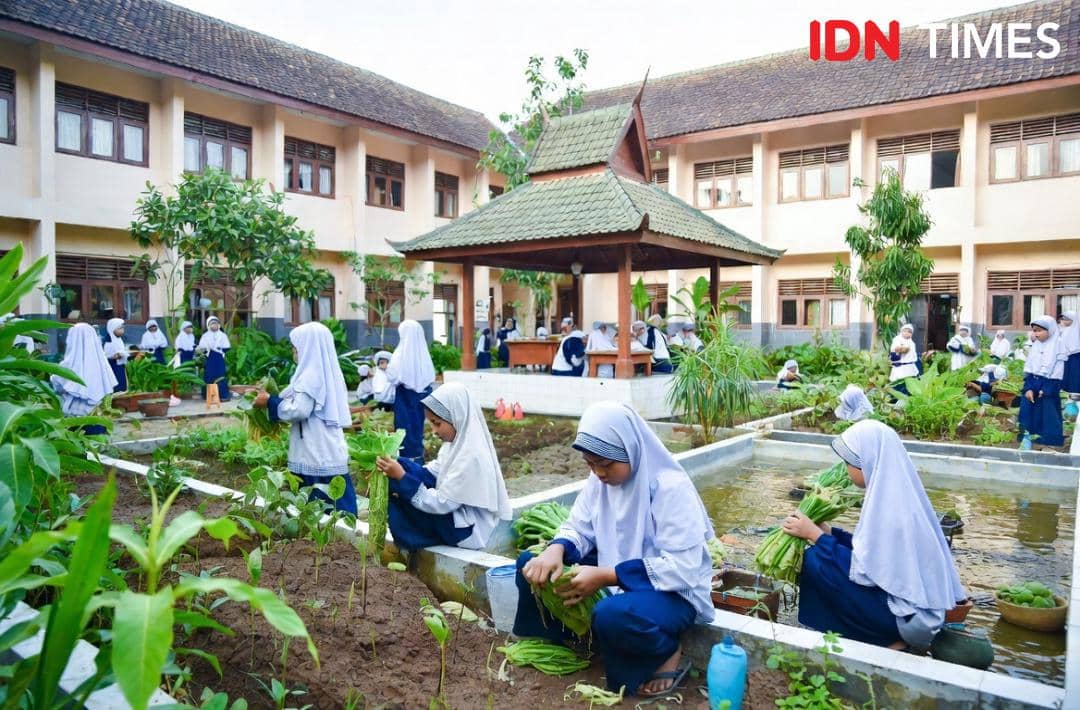 Ilustrasi ekonomi produktif berbasis santri dengan pengelolaan profesional yang berorientasi pada kemanfaatan sosial.