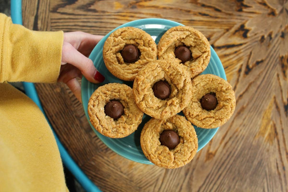Resep Peanut Butter Blossoms, Kue Kering Selai Kacang dengan Cokelat