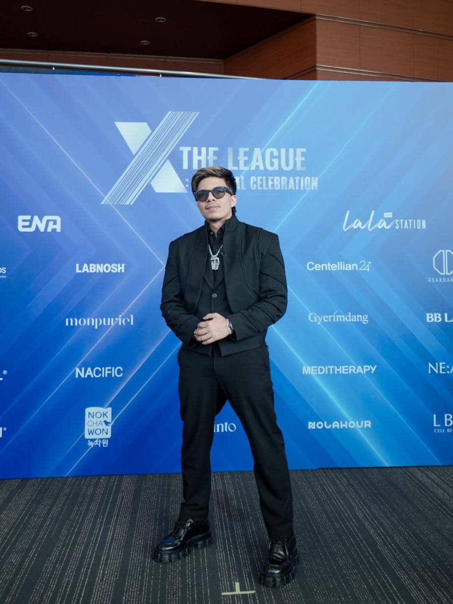 Atta Halilintar berpose sambil memegang penghargaan dari X the League dalam unggahan Instagram pribadinya.