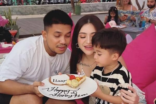 7 Potret Nathalie Holscher dan Aripat Bulan Madu di Gili Trawangan