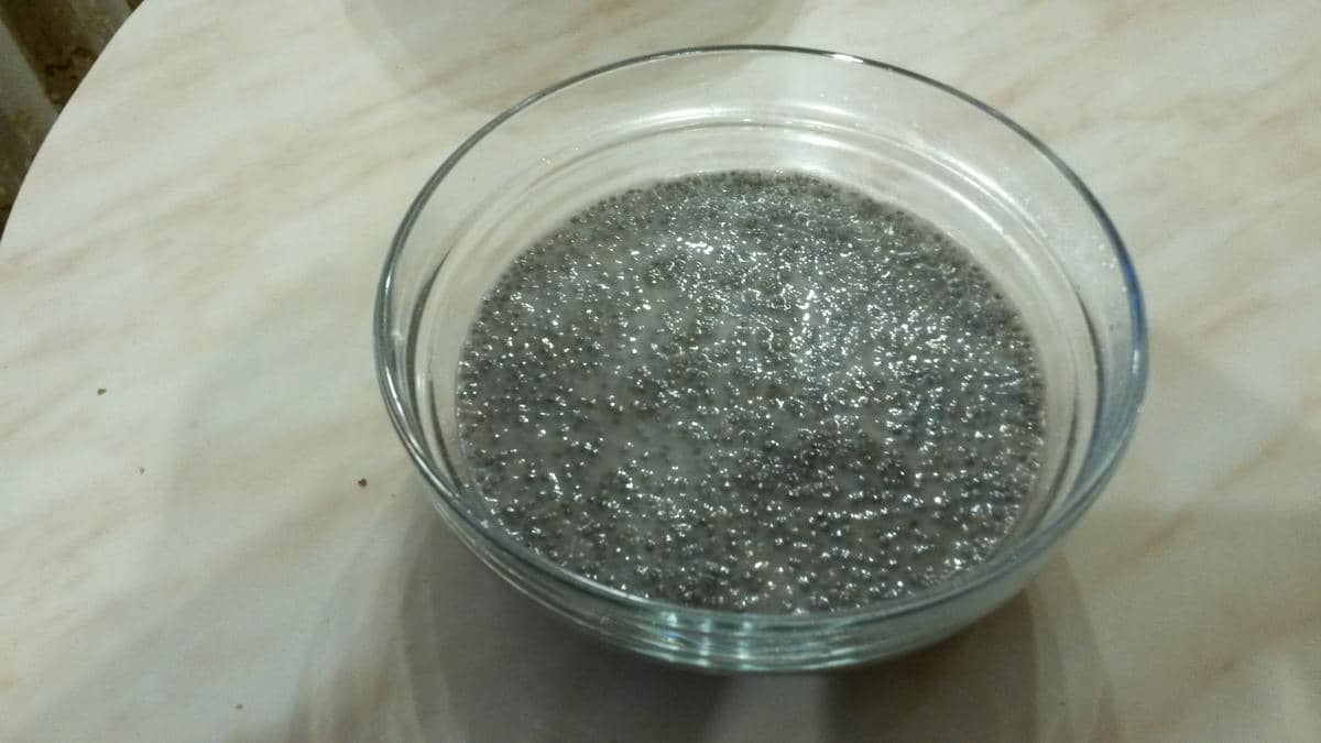 ilustrasi membuat chia pudding mix berry