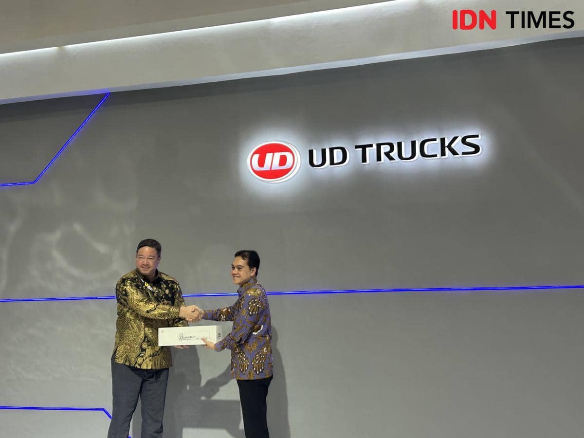 Perwakilan UD Trucks membahas pentingnya keselamatan pengangkutan barang berbahaya dalam sesi diskusi.
