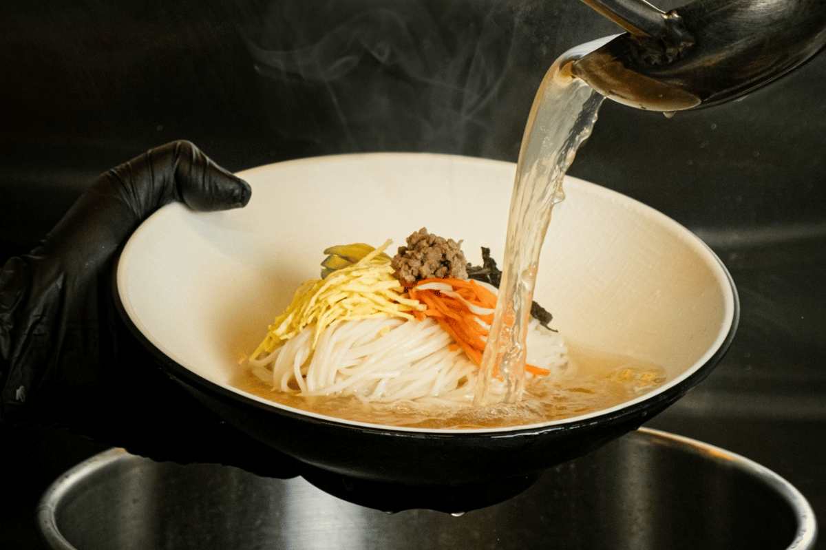 Ilustrasi proses membuat ramen, hidangan mi berkuah yang disajikan dalam mangkuk sebagai sajian khas Jepang.