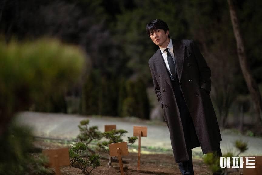 Cuplikan adegan drama Korea The Apartment Job produksi JTBC dengan para pemeran dalam salah satu scene.