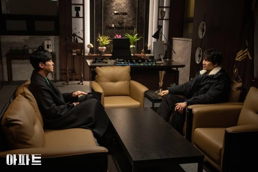 Cuplikan adegan dalam drama Korea The Apartment Job produksi JTBC, memperlihatkan suasana cerita dari serial tersebut.