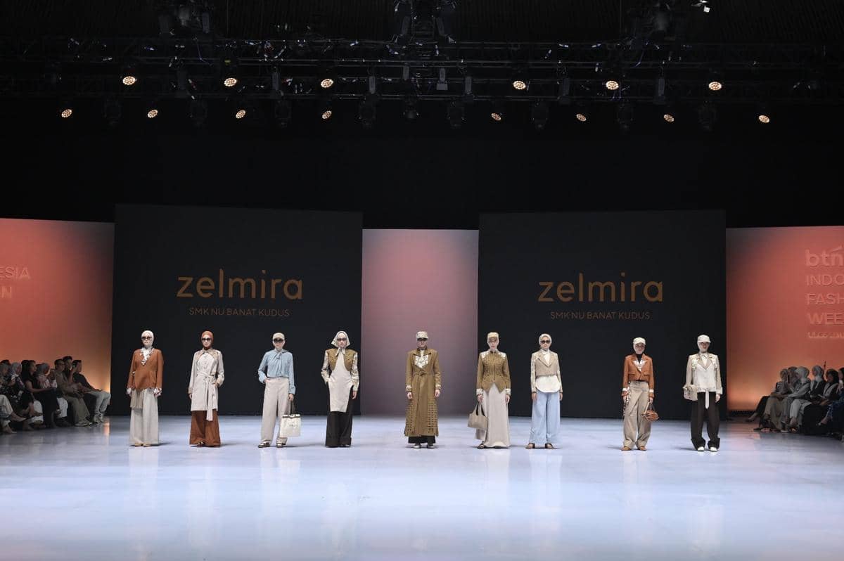 Koleksi SMK NU Banat, Akar Langit, saat tampil di Indonesia Fashion Week (IFW) 2026. (Dok. SMK Banat Kudus)