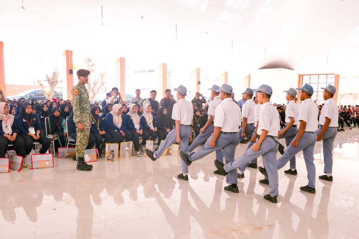 Menteri Sosial Saifullah Yusuf (Gus Ipul) tinjau saat meninjau pelaksanaan program Taruna Bhakti Nusantara dan MPLS di Sekolah Rakyat Terint