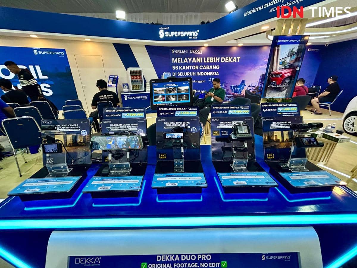 Deretan produk DEKKA tersusun di area pameran GIIAS 2026 dalam suasana acara otomotif yang ramai.