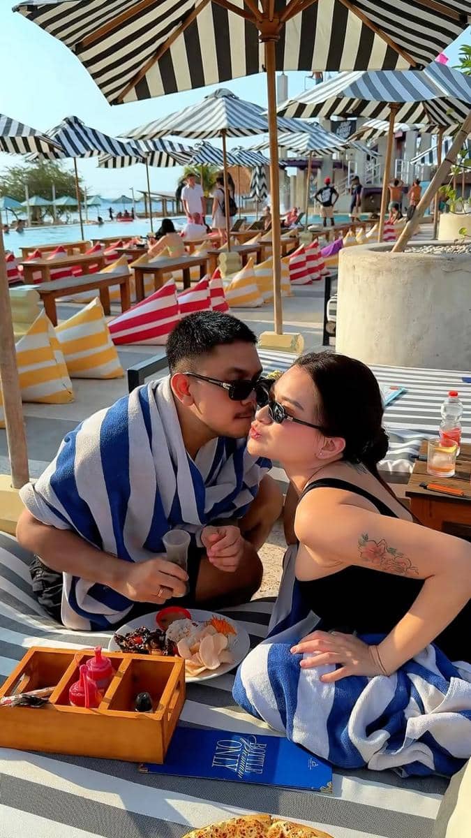 Nathalie Holscher dan Aripat berpose bersama dalam potret yang dibagikan saat menjalani momen bulan madu.