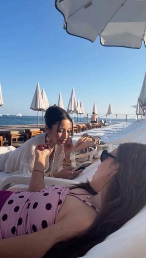 Jennifer Coppen dan Rebecca Kloppers berpose bersama dalam momen Summer Trip yang dibagikan di Instagram.