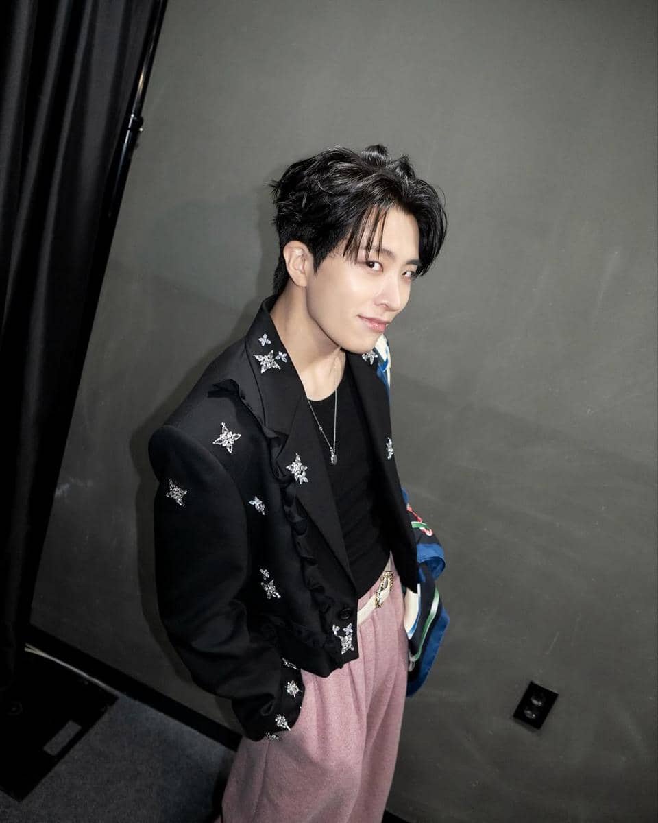 Potret Youngjae, anggota GOT7, dengan ekspresi tenang dalam unggahan Instagram dari akun @333cyj333.