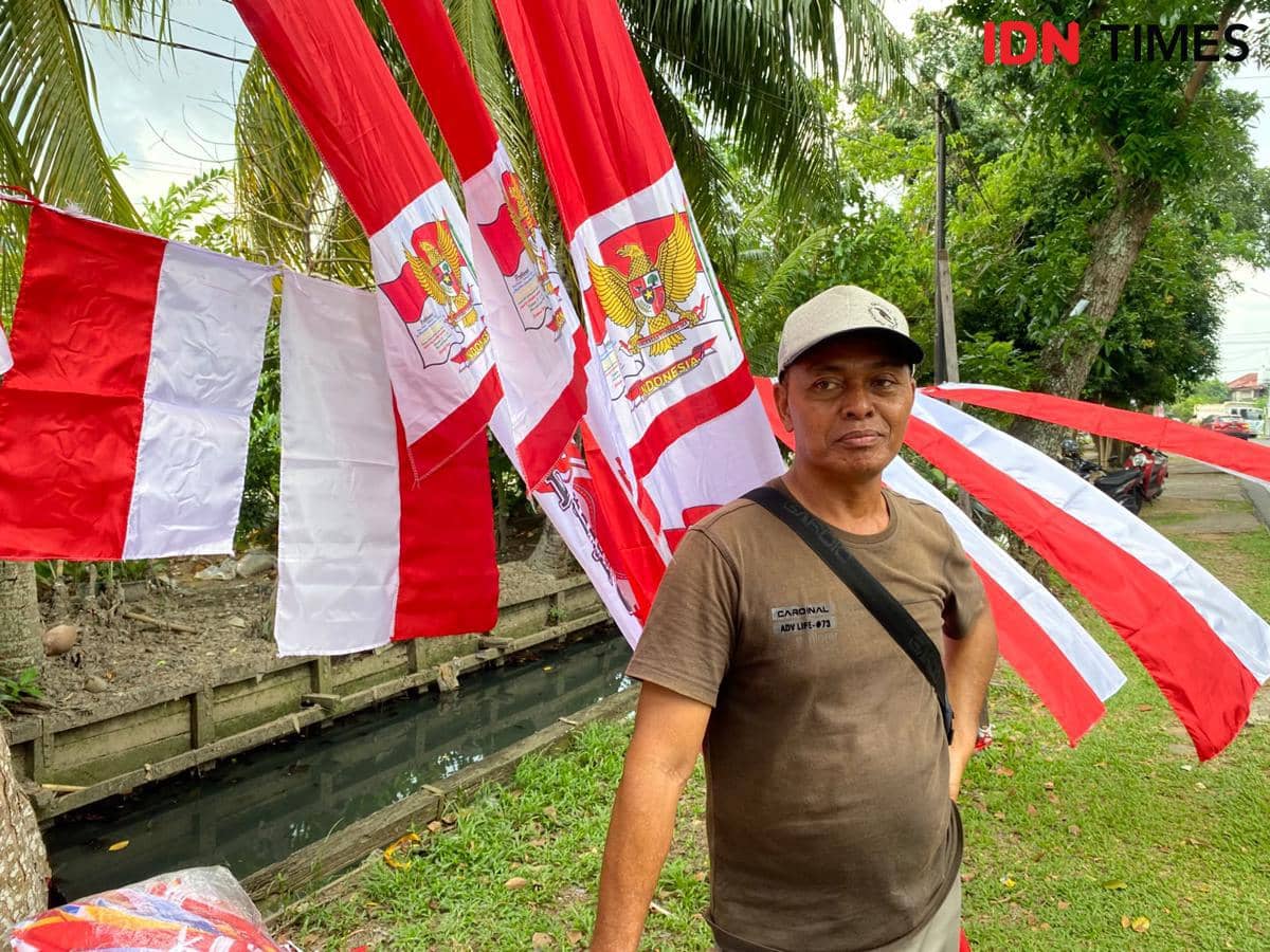 Bendera Merah Putih Sepi Pembeli, Deddy Bertahan di Tengah Persaingan