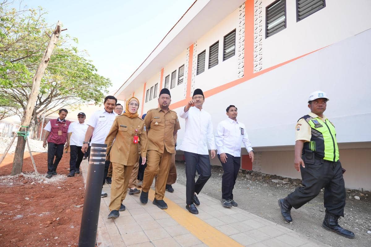 Menteri Sosial Saifullah Yusuf (Gus Ipul) tinjau saat meninjau pelaksanaan program Taruna Bhakti Nusantara dan MPLS di Sekolah Rakyat Terint