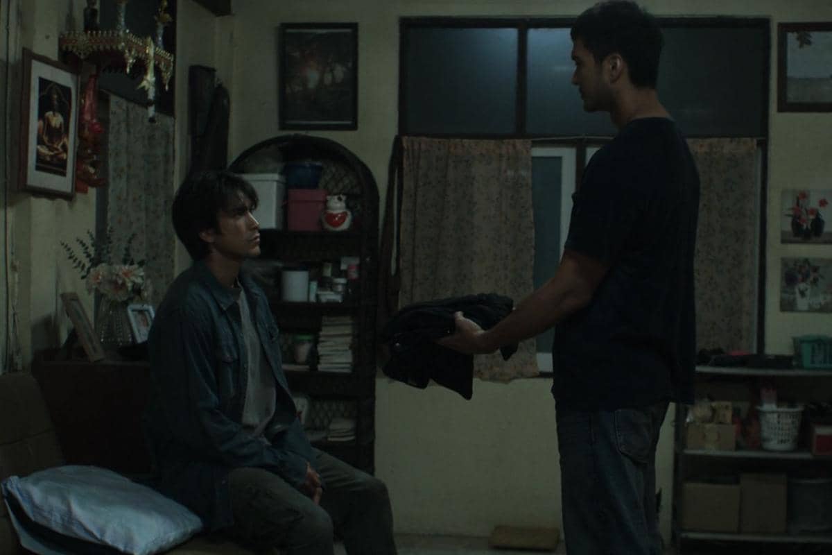cuplikan film The Debt Collector