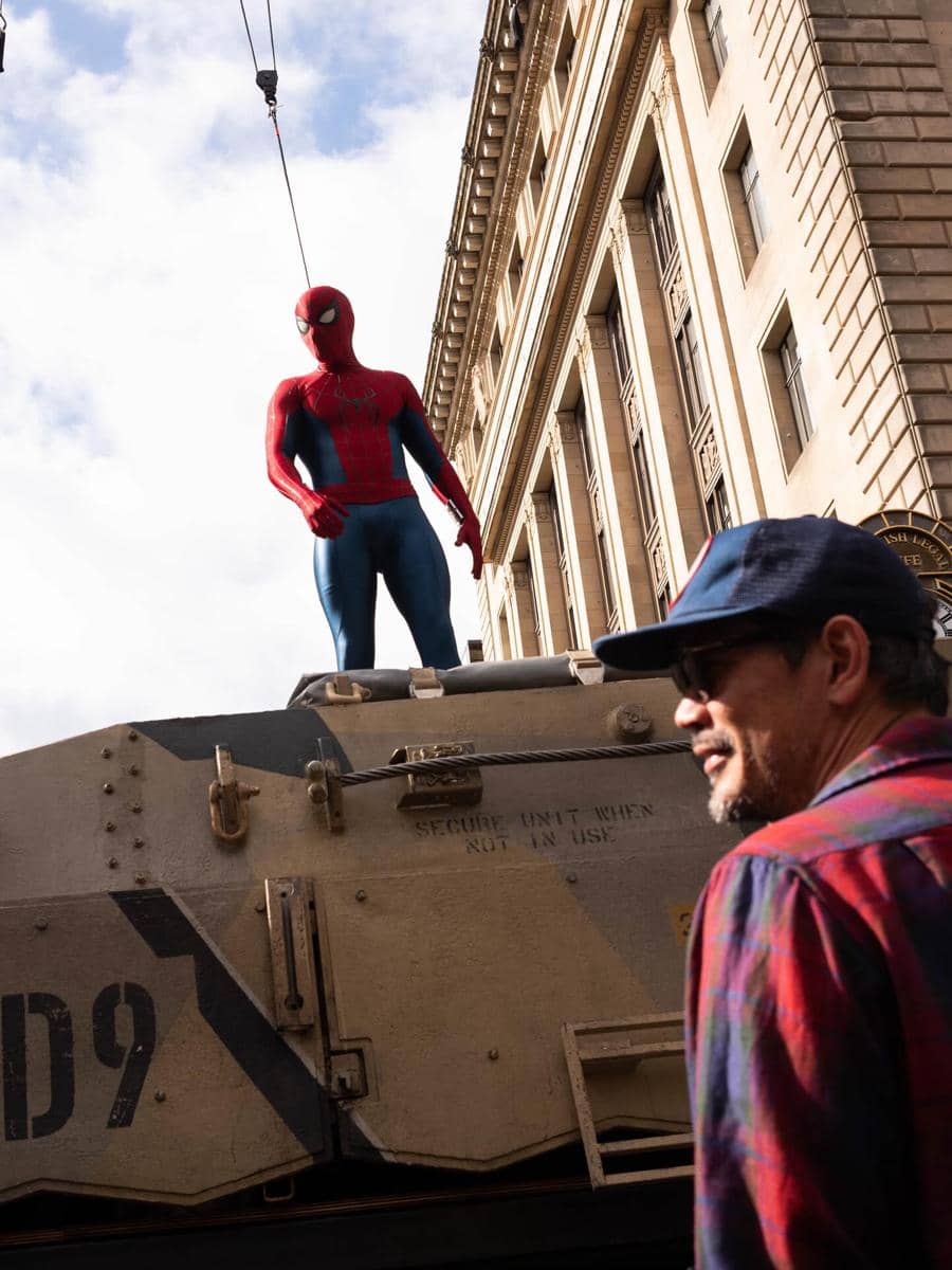 Tom Holland mengenakan kostum Spider-Man saat berada di lokasi syuting film Spider-Man: Brand New Day.