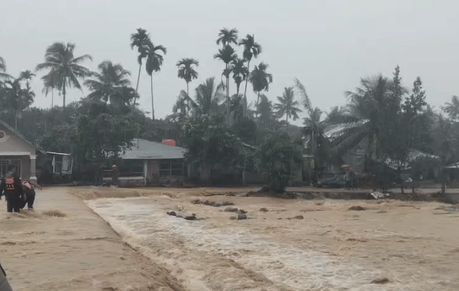 Kota Padang Dilanda Banjir, 3 Kecamatan Masih Terendam