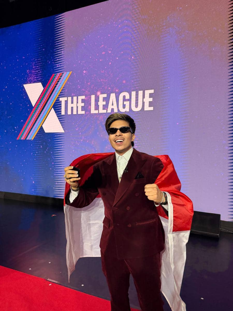 Atta Halilintar berpose dengan penghargaan dari X The League pada acara yang diunggah melalui akun Instagramnya.