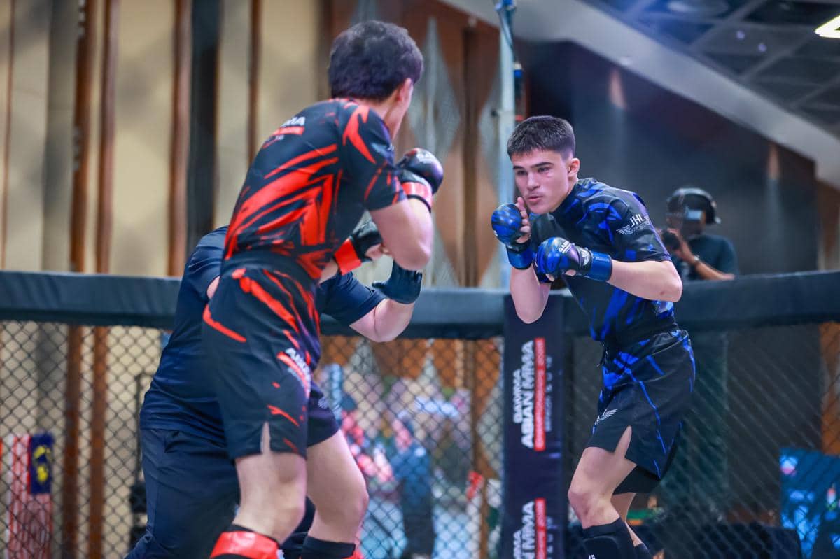 Para atlet tim MMA Indonesia berpose bersama setelah berlaga di ajang GAMMA Asian Championships 2026.
