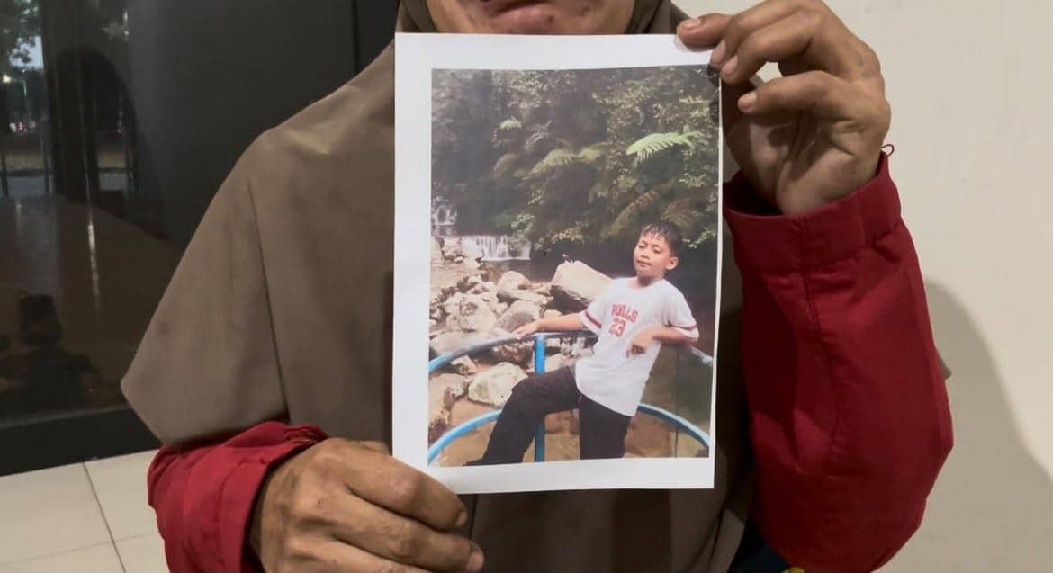 Seorang ibu menyusuri jalan dari Kunciran menuju Pondok Aren dalam pencarian putranya, Ario, yang 10 tahun tak pulang.