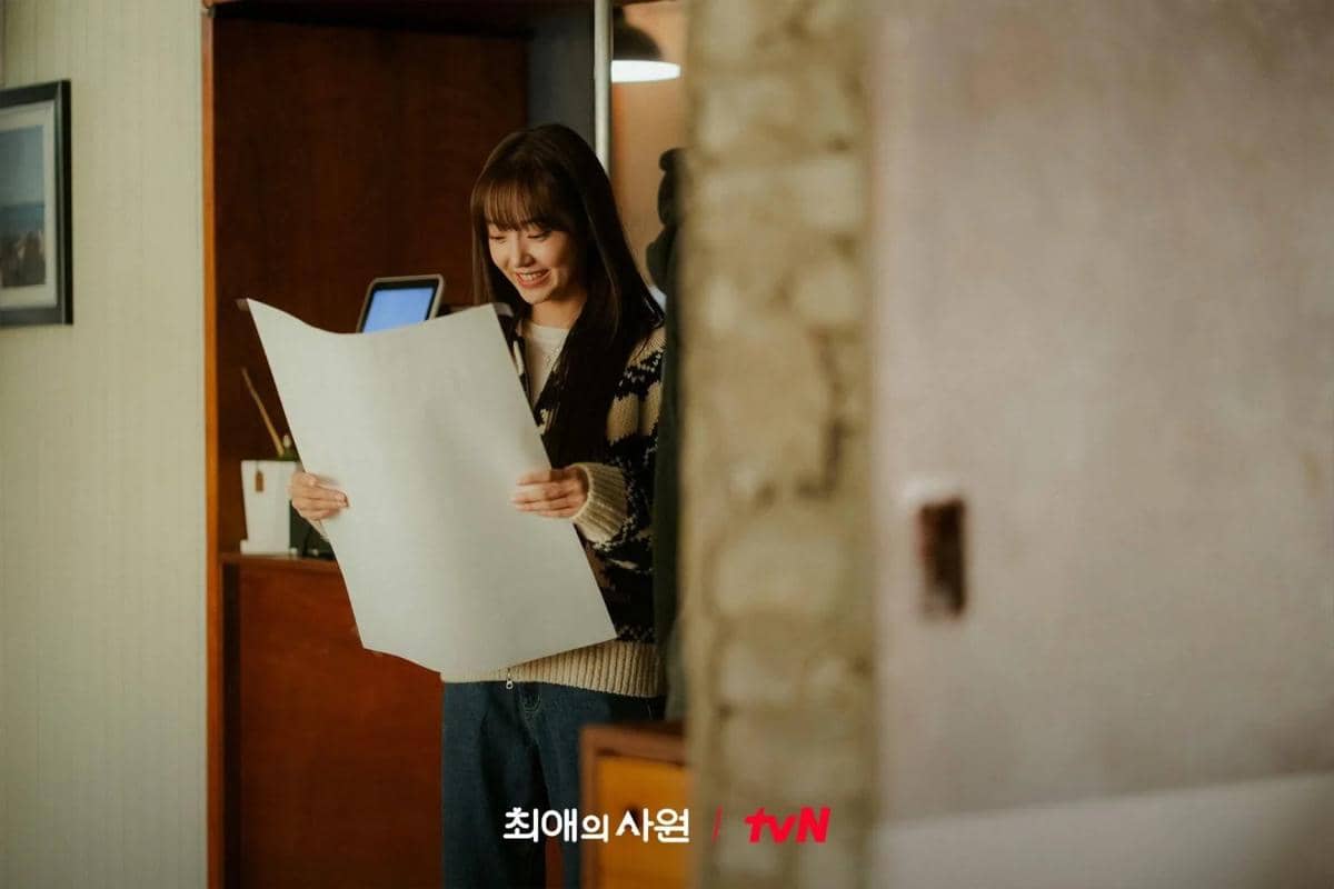 Cuplikan adegan drama My Bias, My Boss produksi resmi tvN dalam potongan cerita serial televisi tersebut.