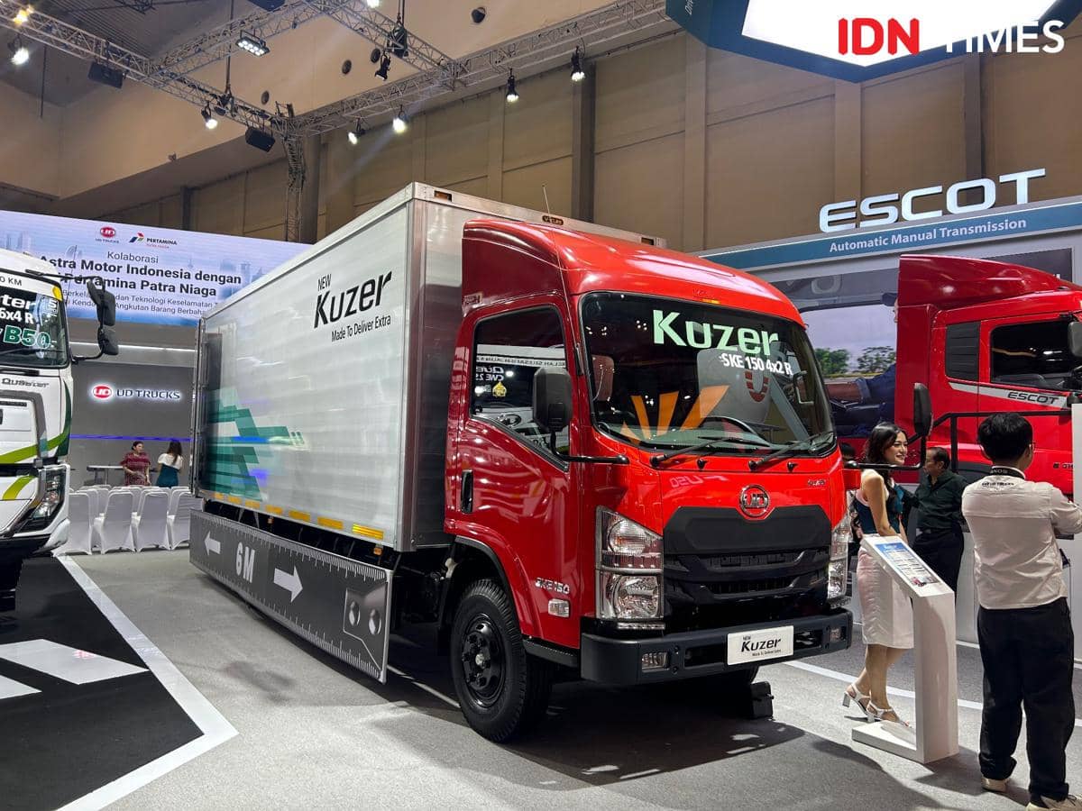 Truk UD Trucks Kuzer berada di area pameran otomotif GIIAS 2026 yang diabadikan oleh IDN Times.