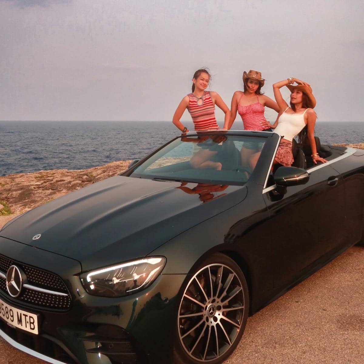 Jennifer Coppen dan Rebecca Kloppers dalam unggahan bertema summer trip yang dibagikan melalui Instagram.