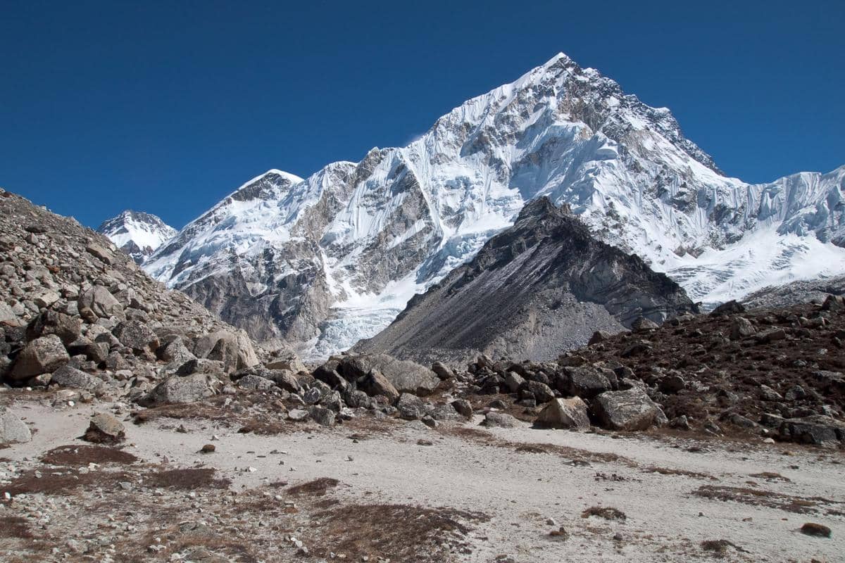 5 Fakta Gunung Nuptse, Tetangga Everest yang Gak Kalah Cantik