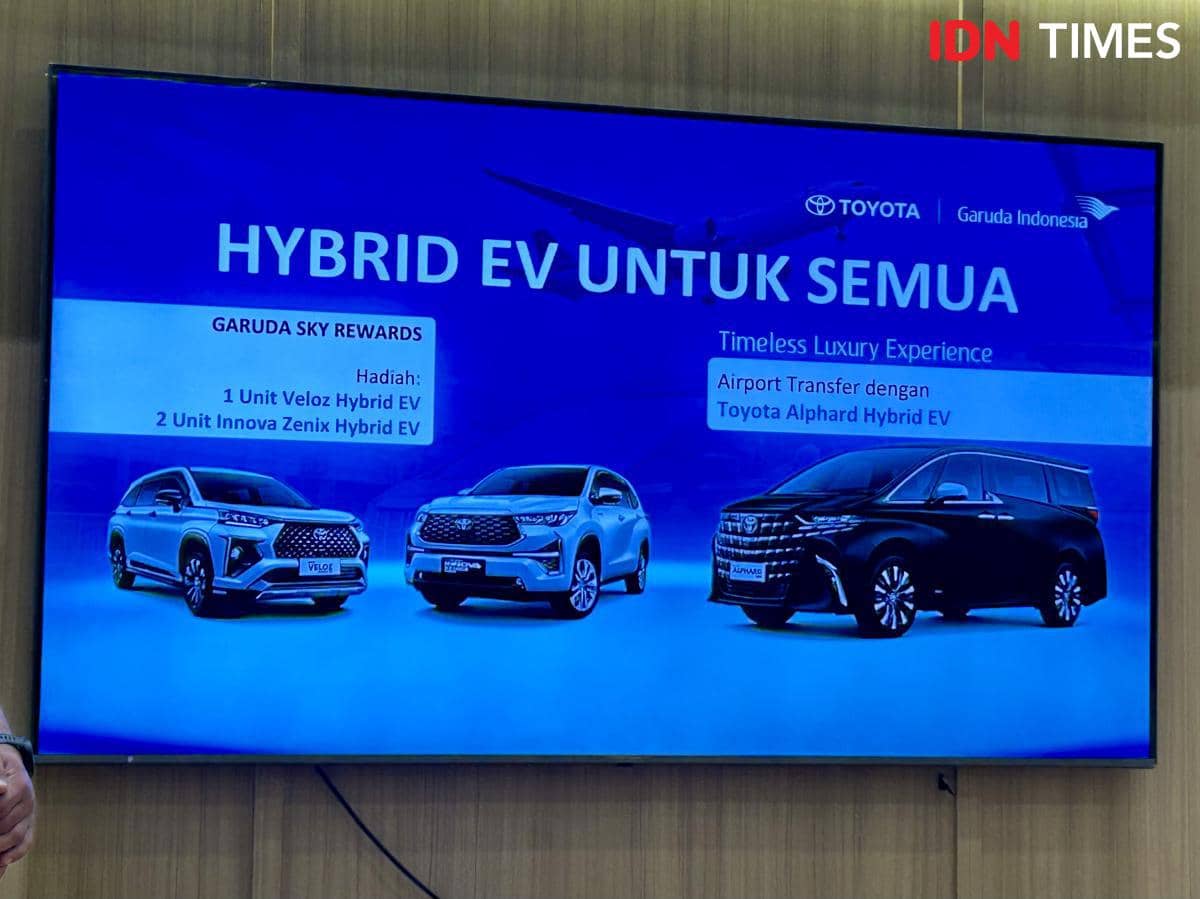 Mobil hybrid Toyota dipajang sebagai hadiah utama dalam program Garuda Sky Rewards di sebuah lokasi promosi.
