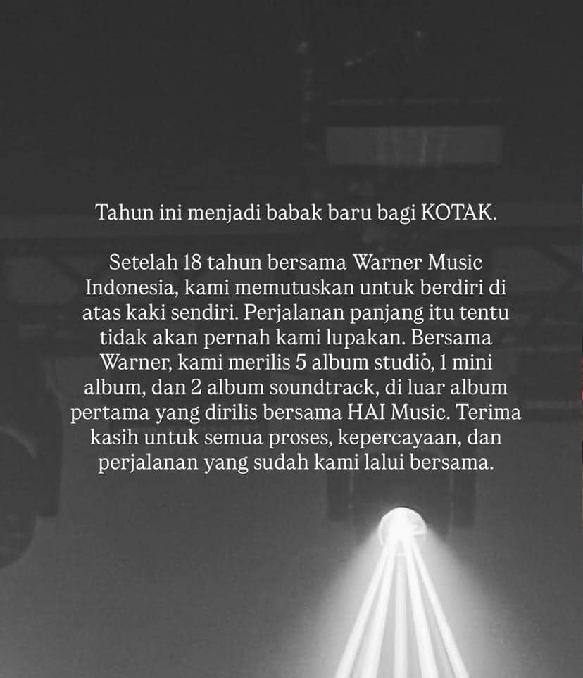 Personel band KOTAK berpose bersama dalam unggahan Instagram terkait perpisahan mereka dari Warner Music Indonesia setelah 18 tahun.