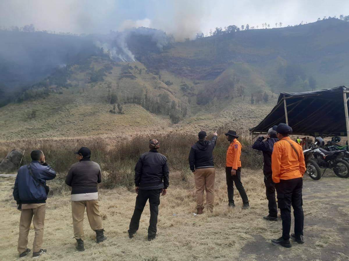Upaya pemadaman api di kawasan Gunung Bromo yang didokumentasikan oleh BPBD Kabupaten Malang setempat.