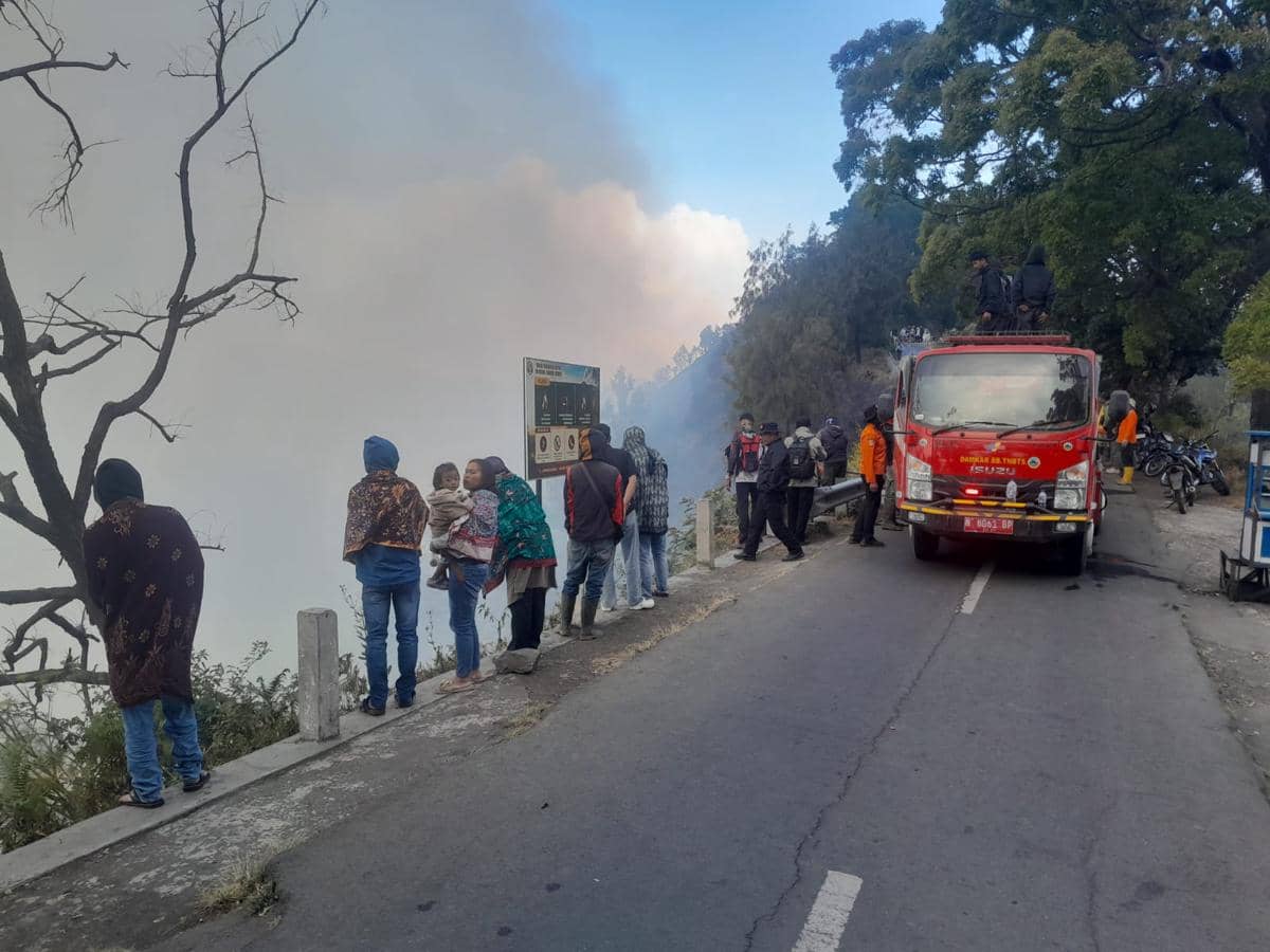 Upaya pemadaman api di kawasan Gunung Bromo, Kabupaten Malang, di tengah area lereng yang terdampak kebakaran.