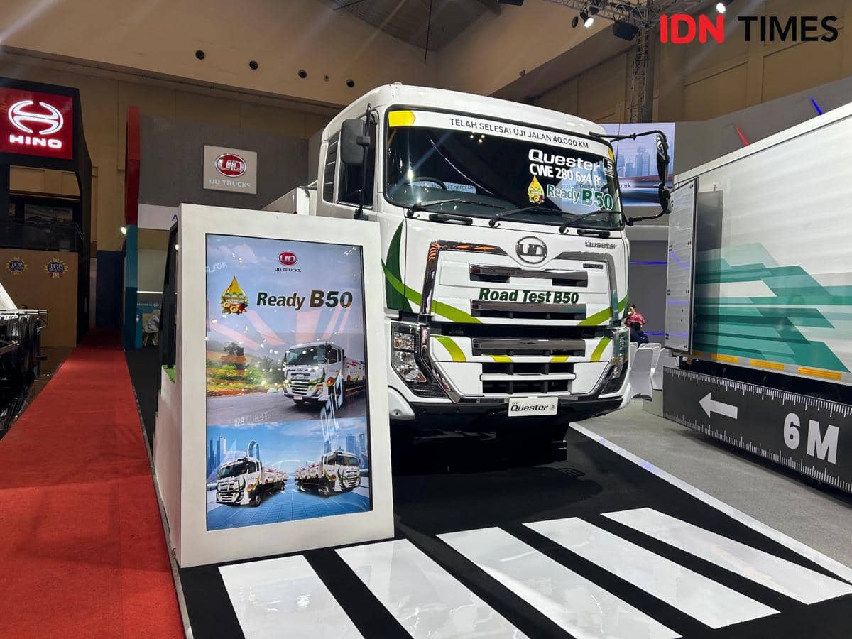 Truk UD Trucks Quester berwarna putih dipamerkan sebagai kendaraan yang siap menggunakan bahan bakar biodiesel B50.