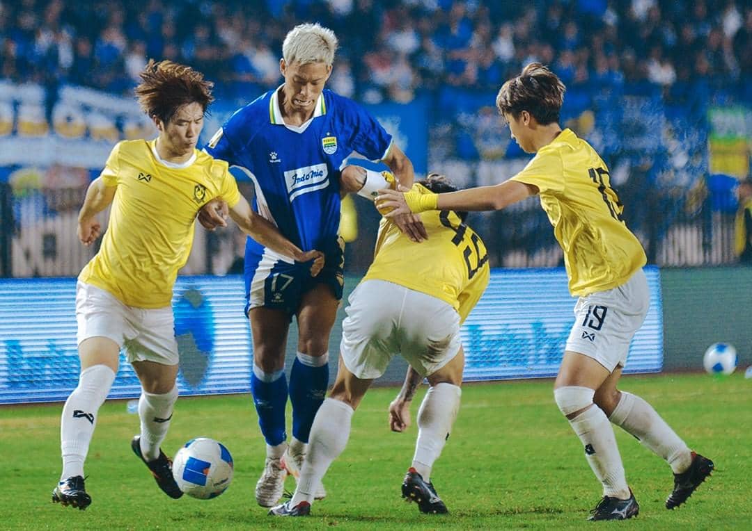 Aksi Gakuto Notsuda saat berusaha melewati lawan. 
