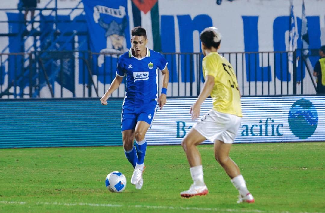 Aksi Luka Menali pada laga Persib vs Tampines Rovers. 
