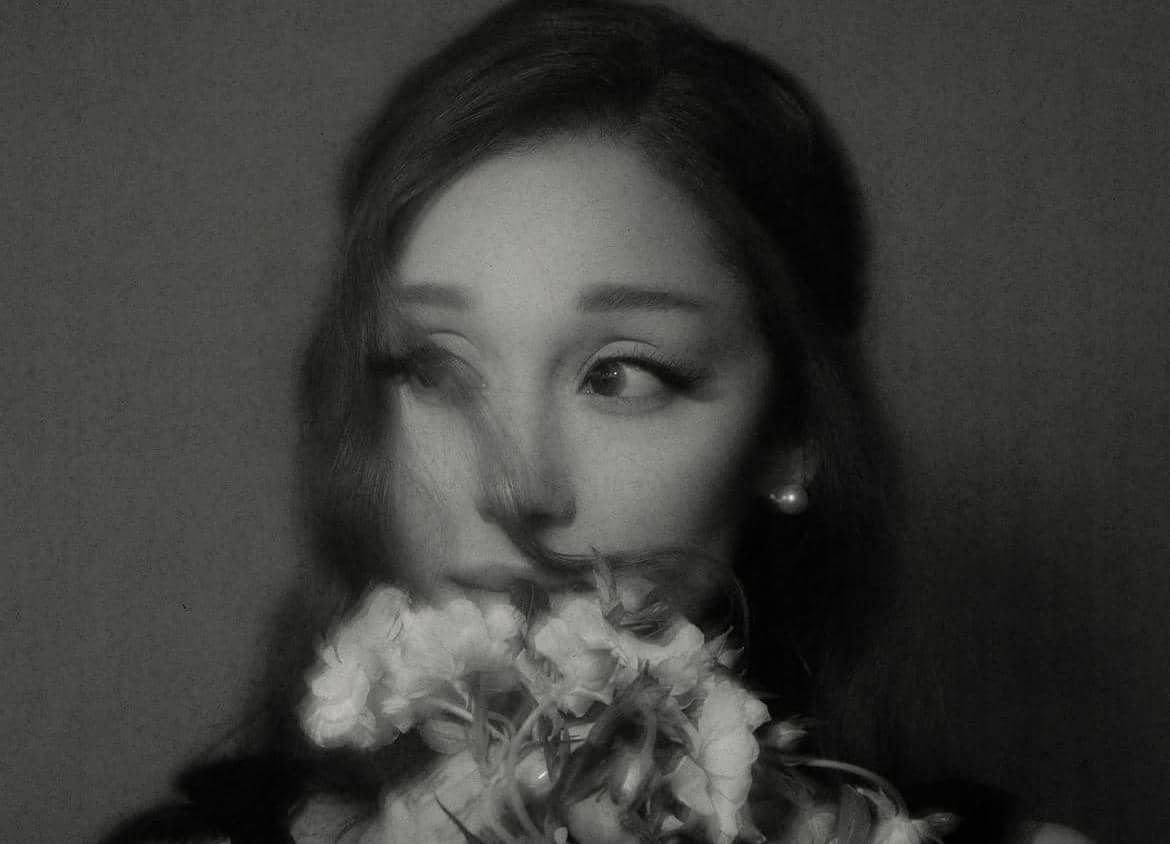 Ariana Grande dalam album petal