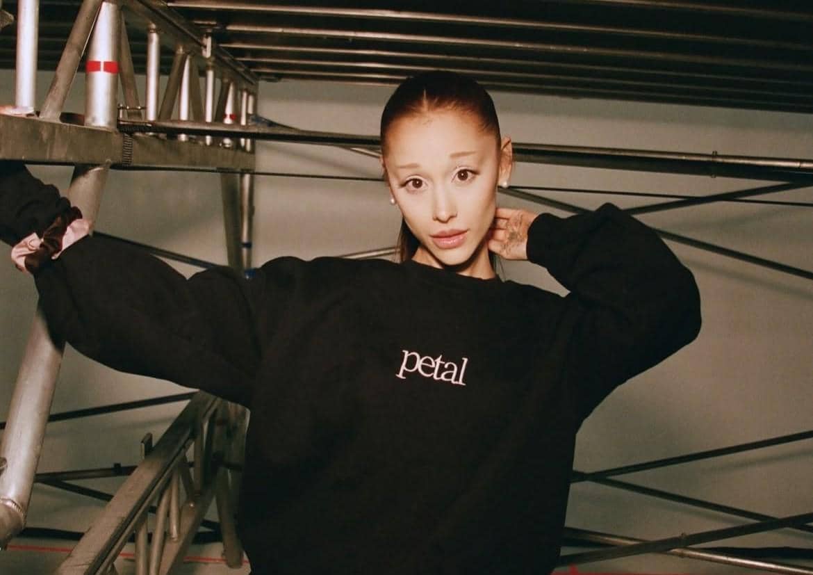 5 Lagu Terbaik dari Album petal - Ariana Grande, Ada Favoritmu?