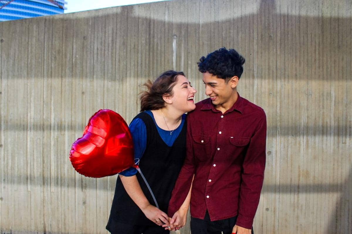 5 MBTI Cowok yang Menunjukkan Rasa Sayang Lewat Tindakan, Bukan Gombal!